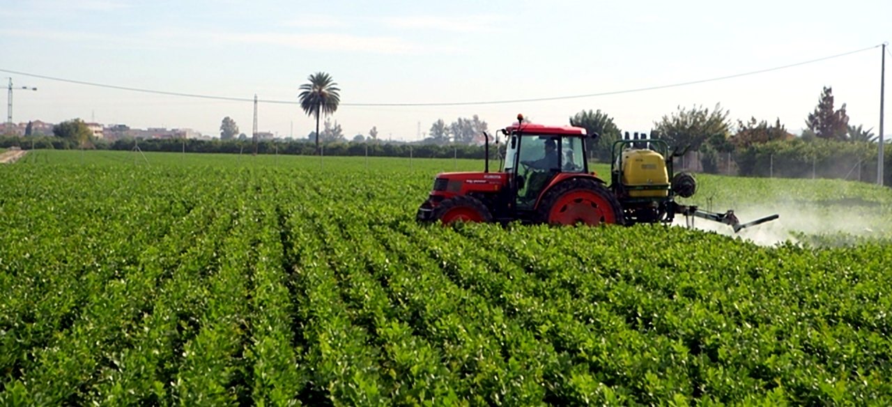 Tractor tratando un cultivo
